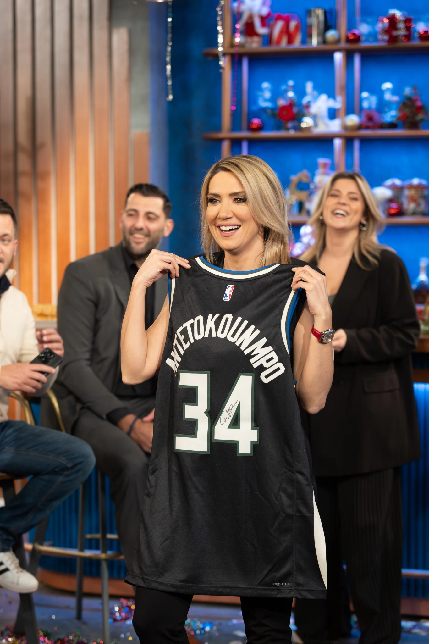 H Έλενα Παπαβασιλείου με τη φανέλα του Γιάννη Αντετοκούνμπο