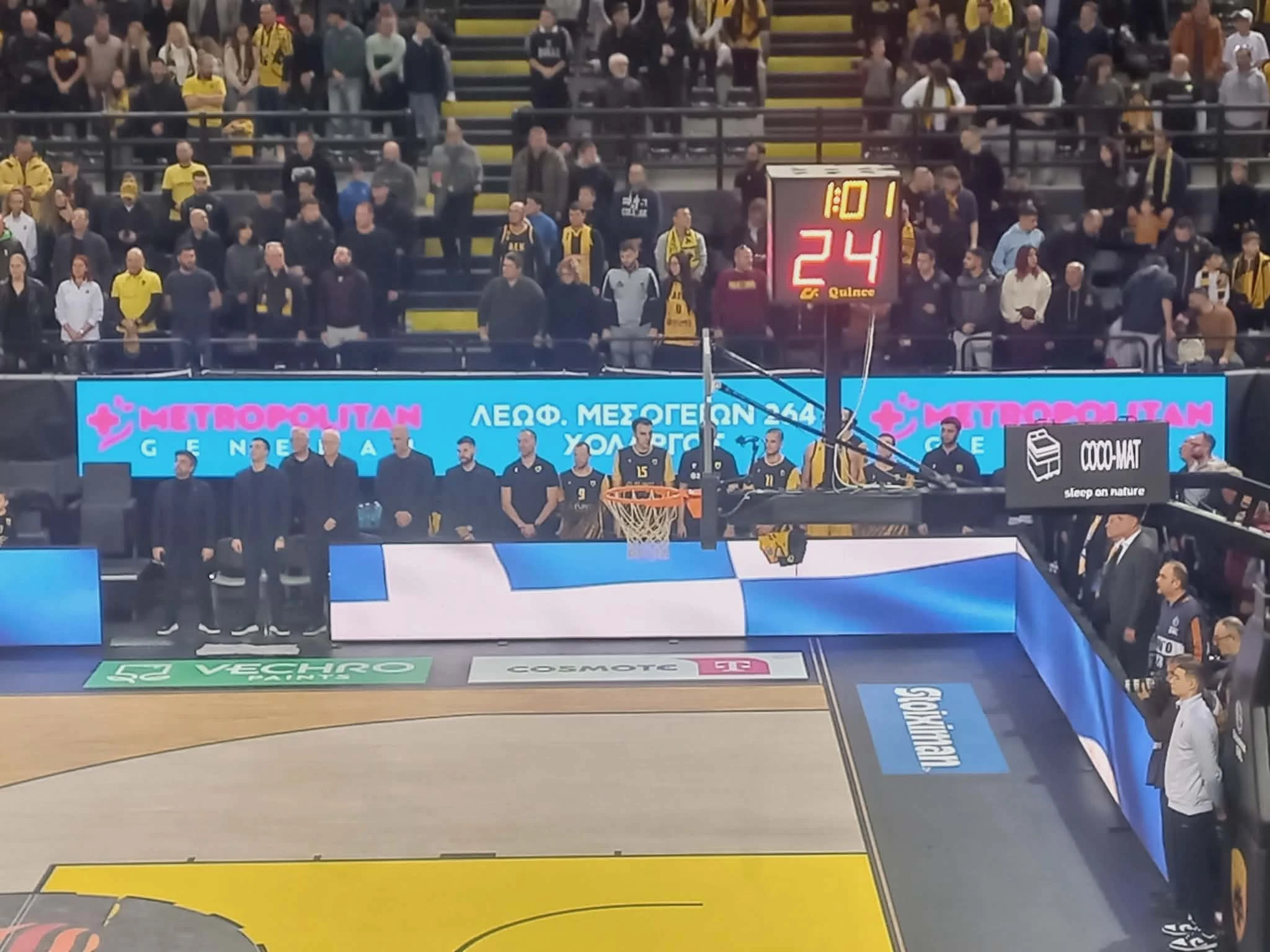 Λεντοταινία πίσω από τον πάγκο της ΑΕΚ