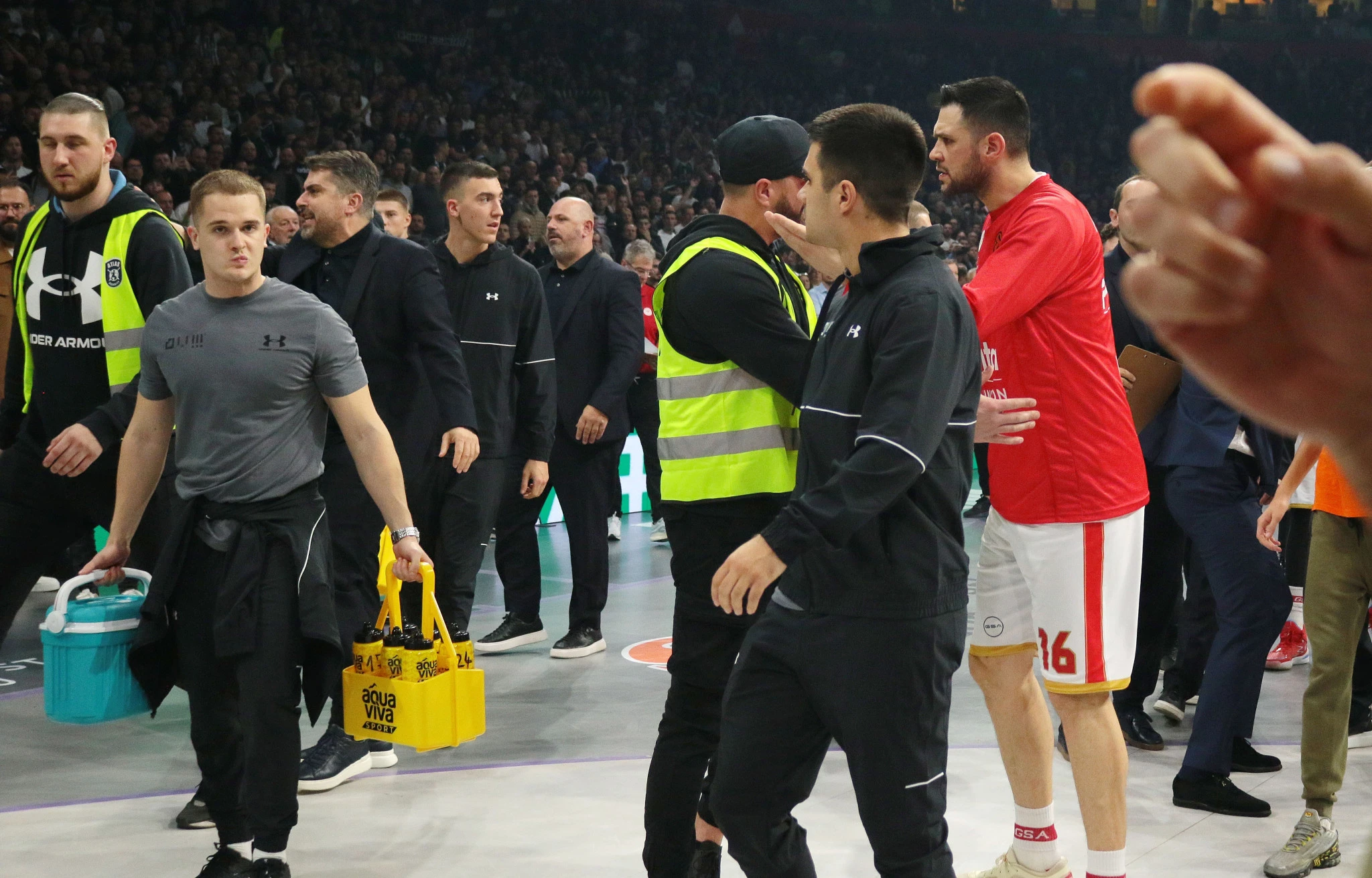 Οξύνθηκαν τα πνεύματα μετά τον καβγά Μπαρτζώκα - Τζόουνς στις 28/11/2024