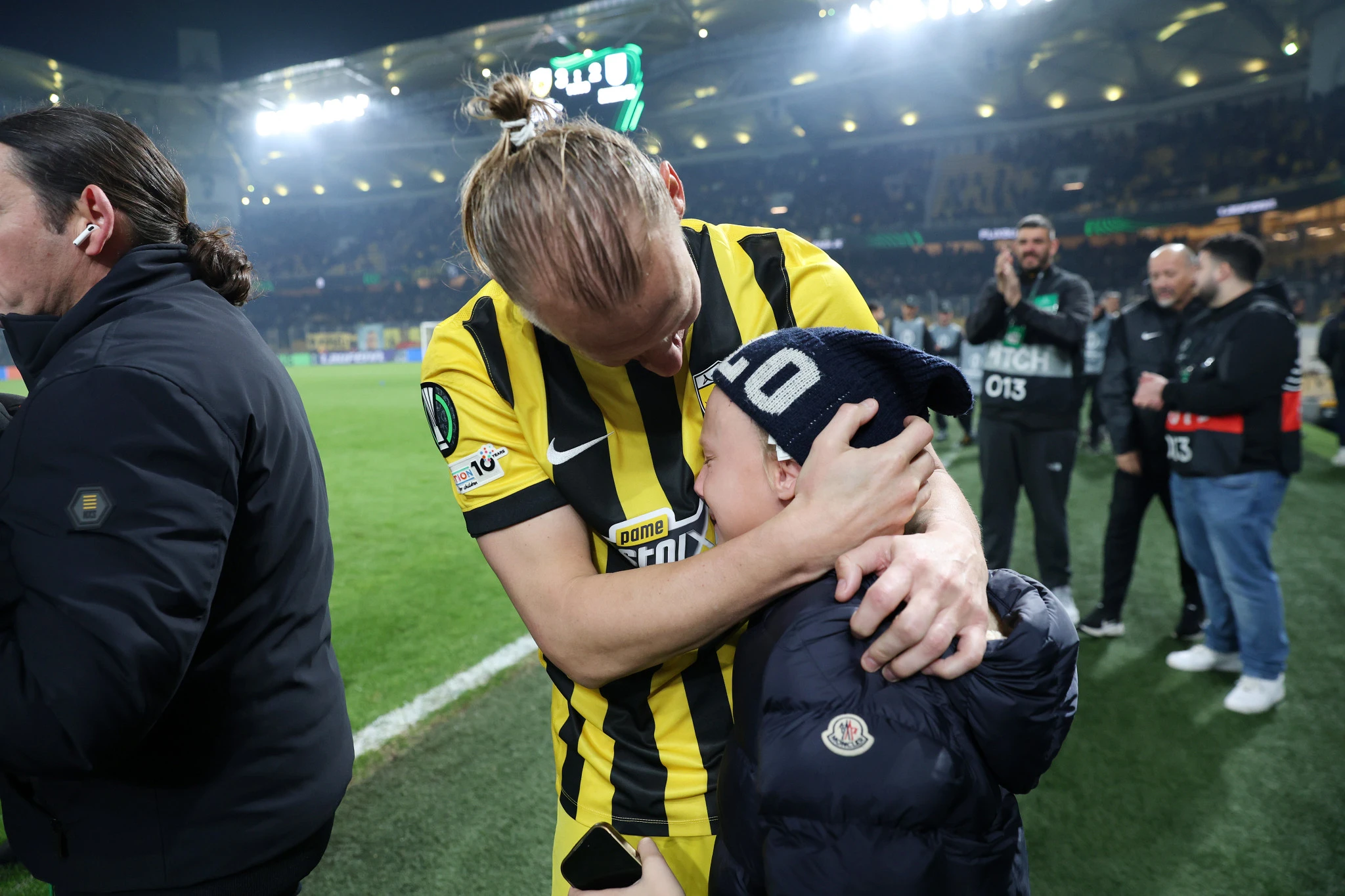 Ο Ντομαγκόι Βίντα με τον δακρυσμένο γιο του / Πηγή: Intime