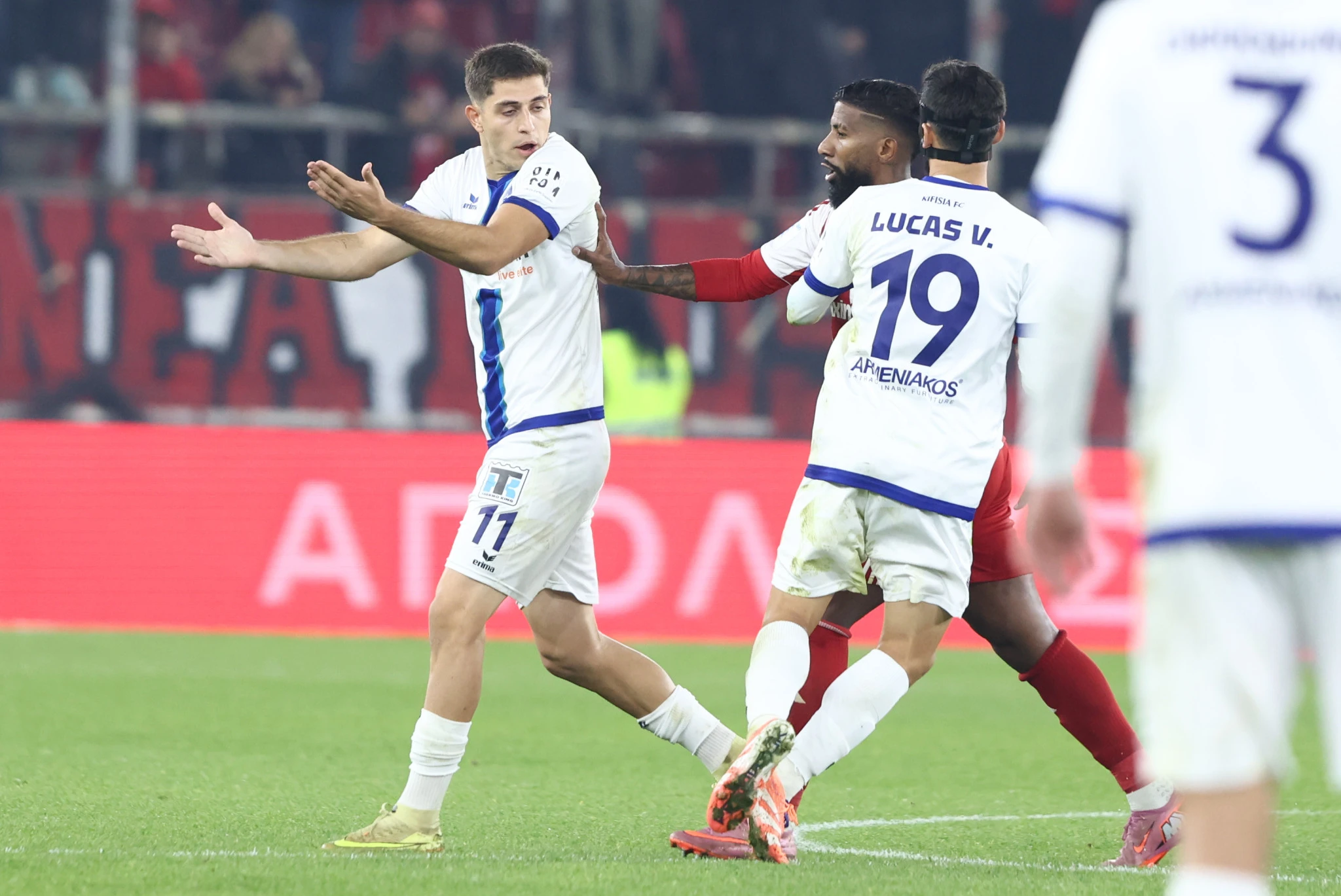 Ο Ροντινέι απωθεί τον Παντελίδη / Πηγή: Intime