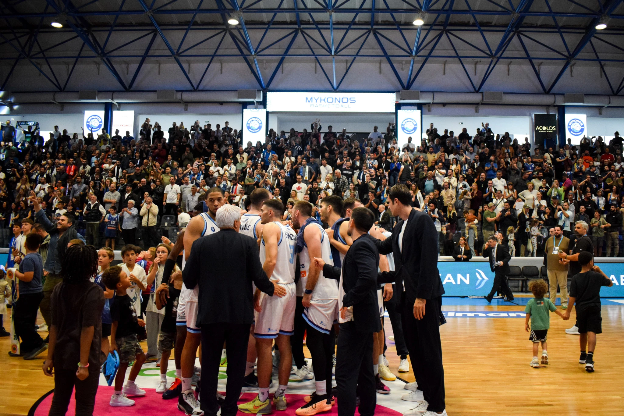 Οι παίκτες της Μυκόνου γίνονται ένα με τον κόσμο της, Πηγή: Eurokinissi