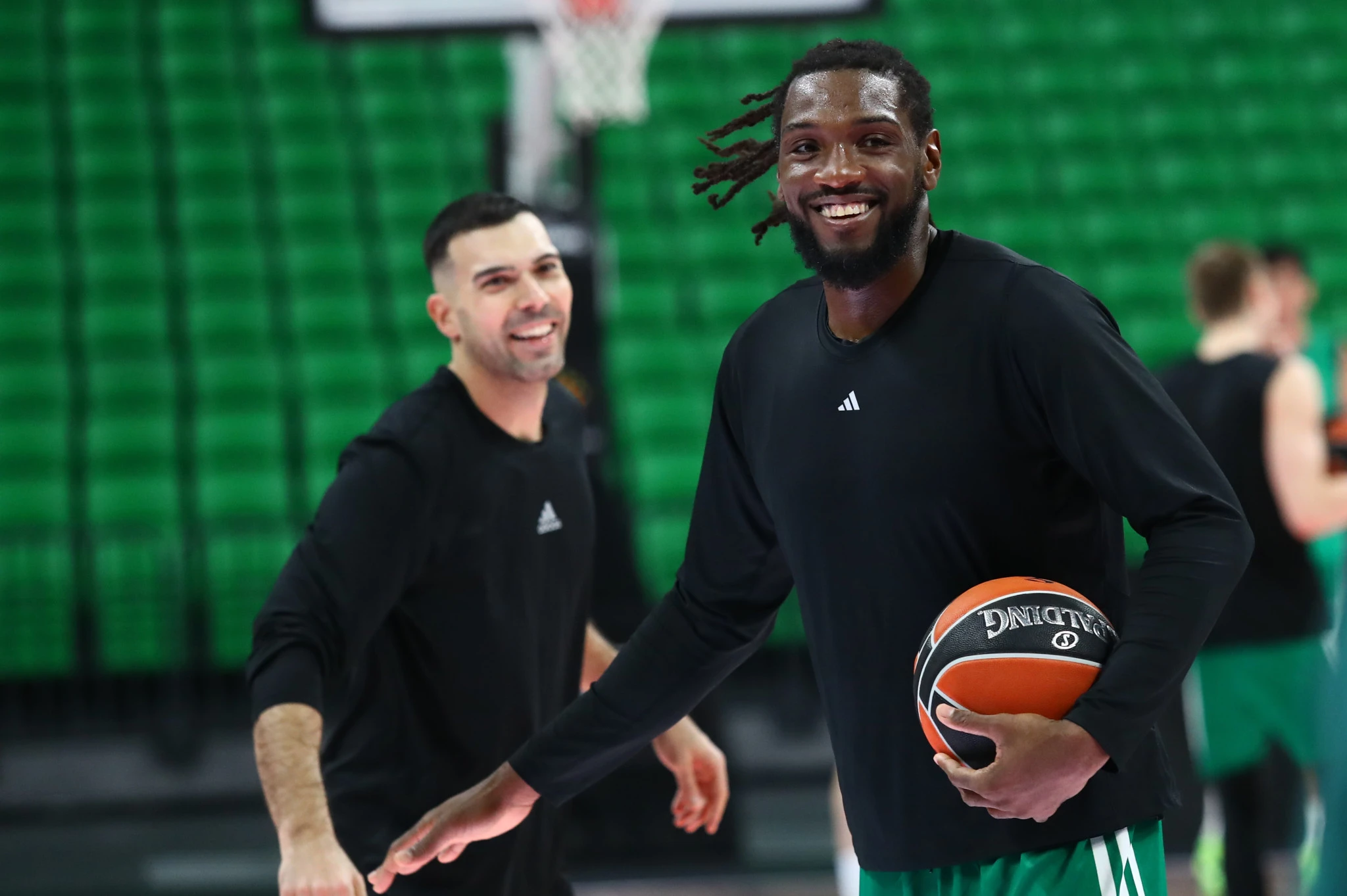 Ο Κώστας Σλούκας στο πλάι του Κένεθ Φαρίντ / Πηγή: Eurokinissi