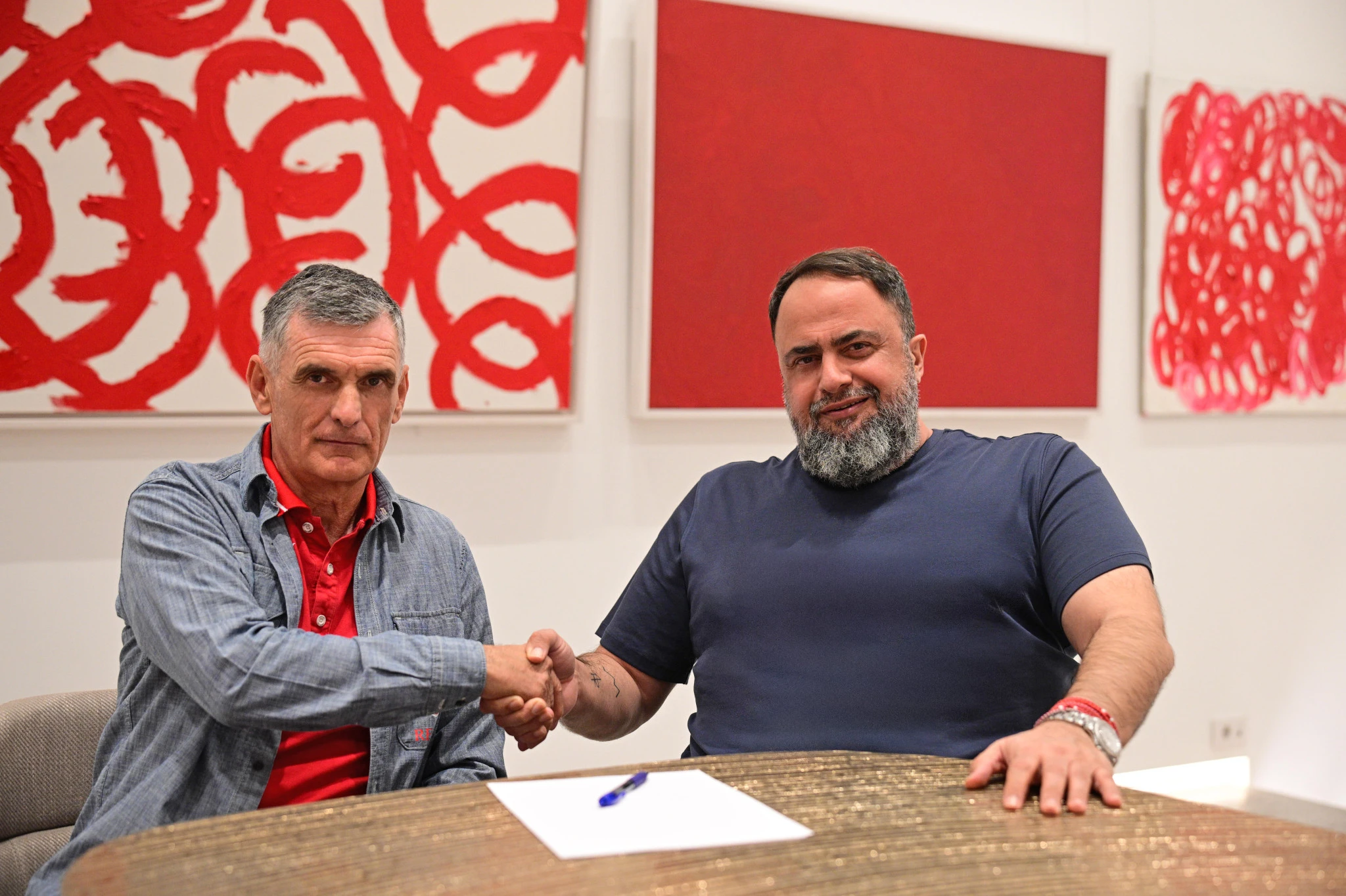 O Βαγγέλης Μαρινάκης μαζί με τον Χοσέ Λουίς Μεντιλίμπαρ / Πηγή Eurokinissi