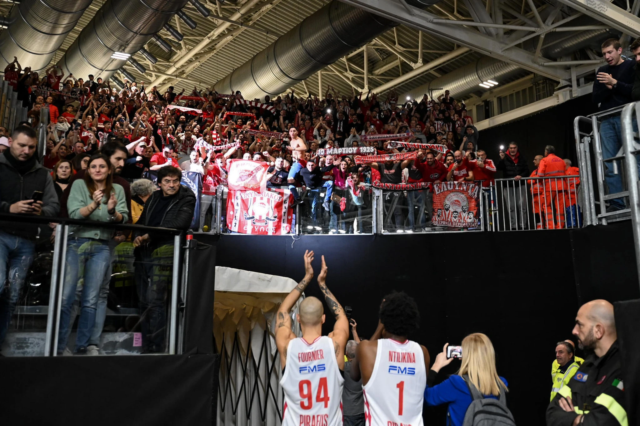 O Εβάν Φουρνιέ πρώτα «σκότωσε» την Βίρτους με τα επτά του τρίποντα κι έπειτα πανηγύρισε με τους φίλους του Ολυμπιακού / Πηγή: Eurokinissi