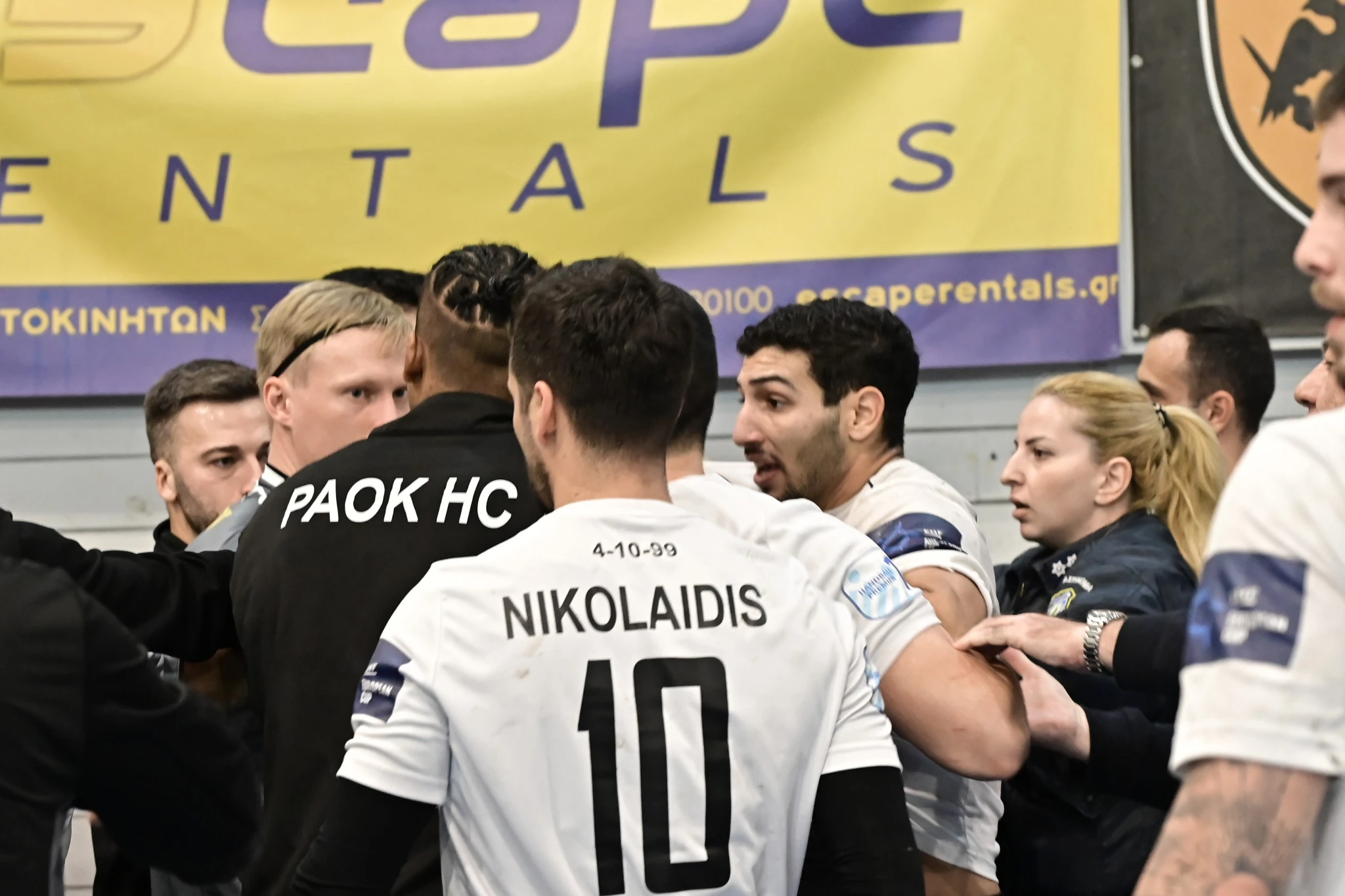 Στιγμή από την ένταση ανάμεσα σε παίκτες του ΠΑΟΚ και της ΑΕΚ στον προημιτελικό του Κυπέλλου Ελλάδας / Πηγή: Eurokinissi