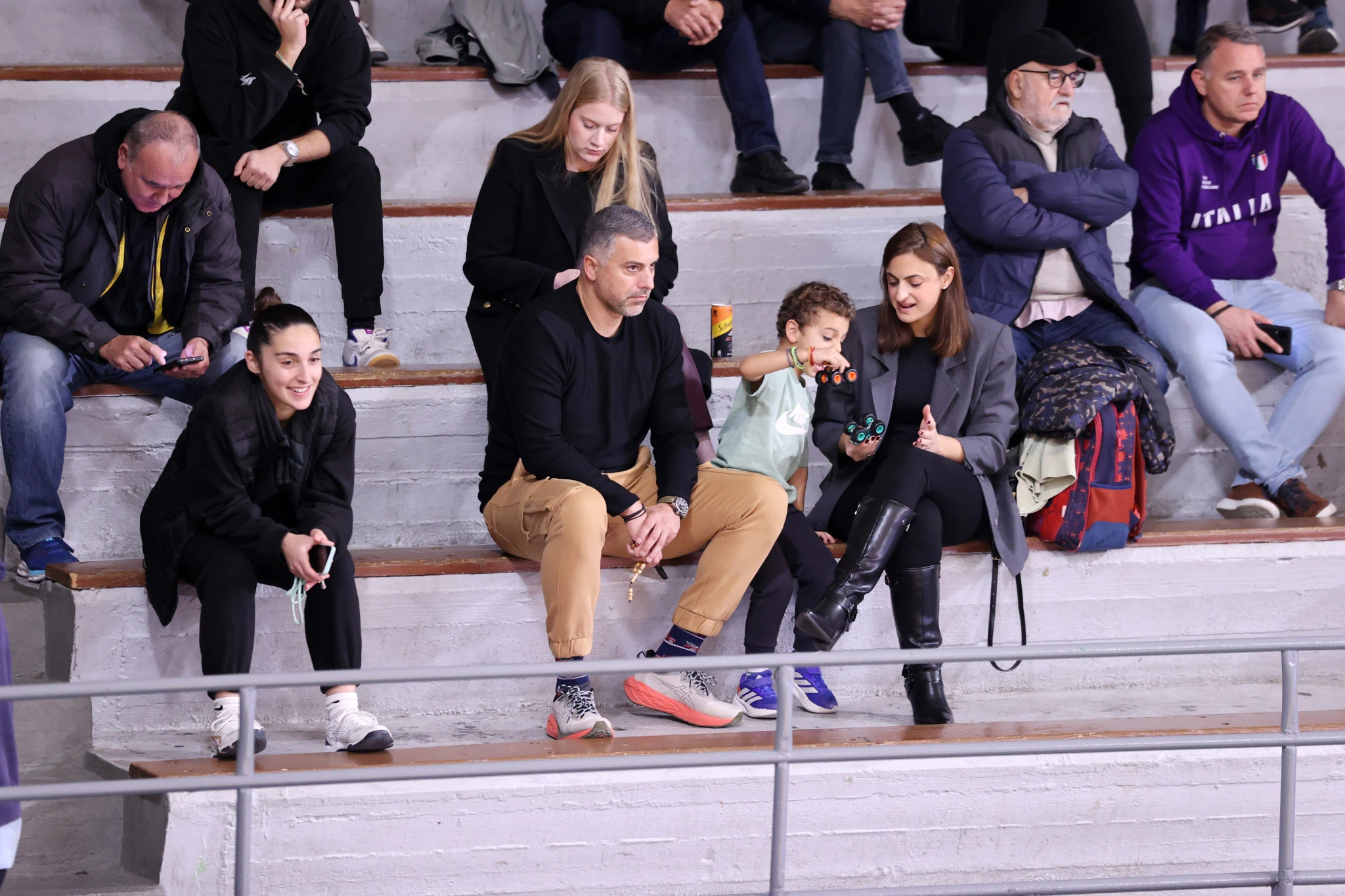 Ο Κώστας Χριστοφιδέλης με την οικογένειά του στο «Κροίσος Πέρσης» στον αγώνα του Μίλωνα με τον Φλοίσβο Παλαιού Φαλήρου Members Paron / Πηγή: Intime