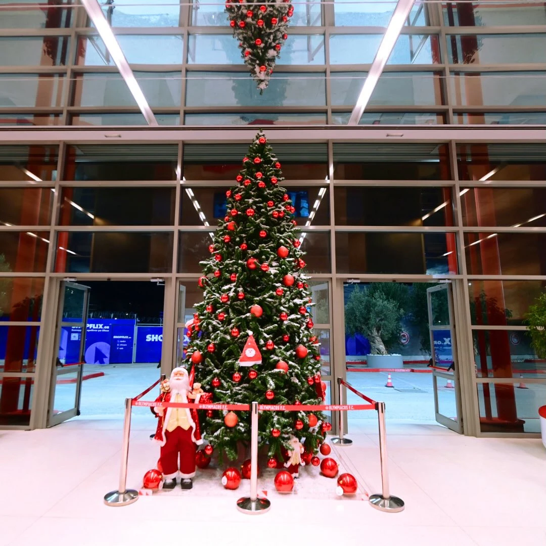 Το Χριστουγεννιάτικο δέντρο στο «Γ. Καραϊσκάκης» / Πηγή: Olympiacos FC