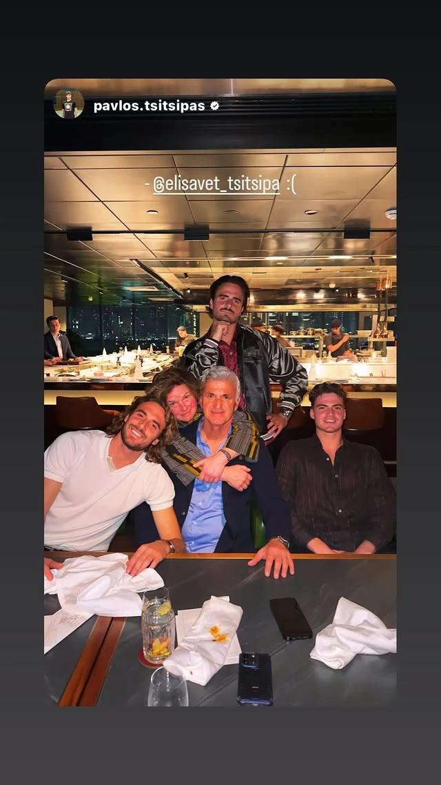Η οικογένεια Τσιτσιπά σε χριστουγεννιάτικο τραπέζι στο Ντουμπάι / Πηγή: @petrostsitsipas00