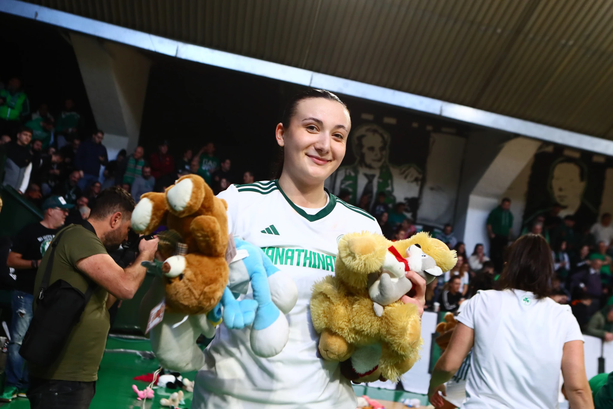 Τα λούτρινα αρκουδάκια στο μπάσκετ Γυναικών του Παναθηναϊκού / Πηγή: Eurokinissi