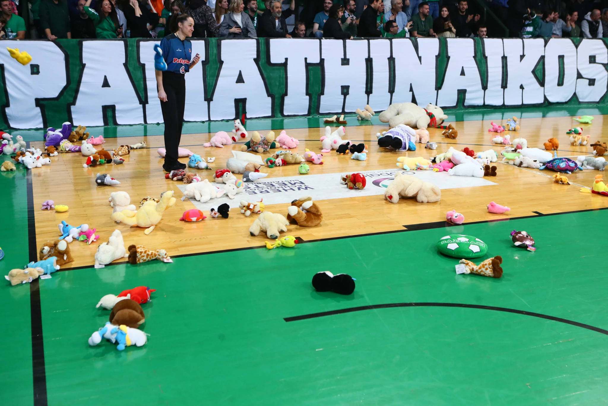 Τα λούτρινα αρκουδάκια στο μπάσκετ Γυναικών του Παναθηναϊκού / Πηγή: Eurokinissi