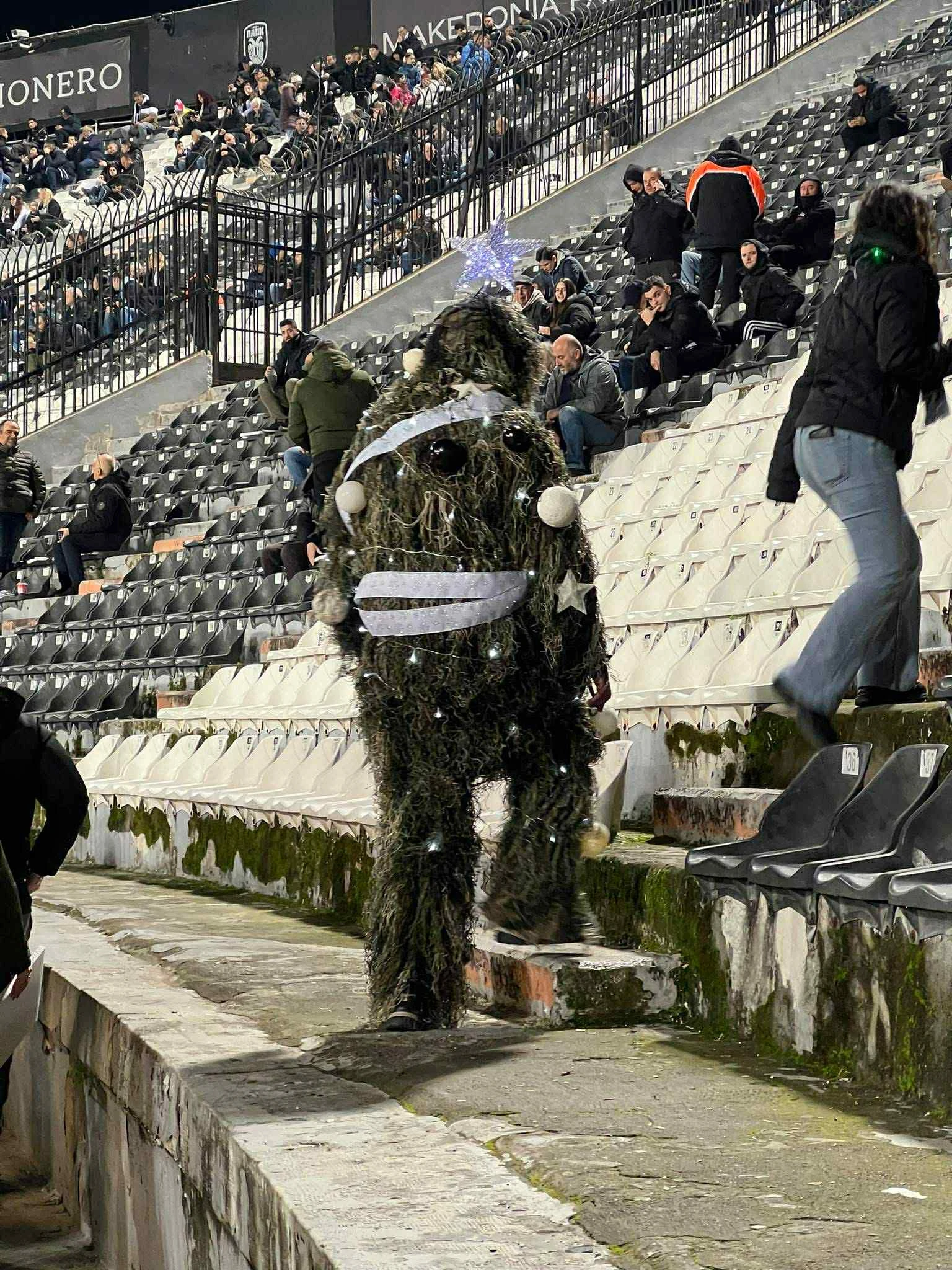 Ο οπαδός του ΠΑΟΚ που ντύθηκε Χριστουγεννιάτικο δέντρο