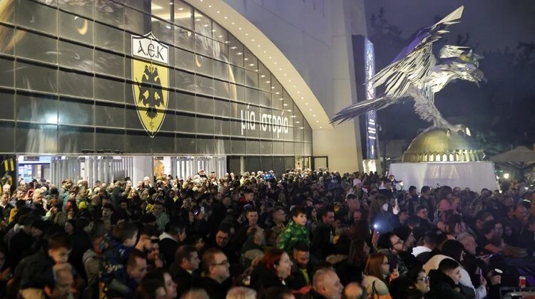 Ο κόσμος της ΑΕΚ έξω από την «OPAP ARENA» / Πηγή: InTime