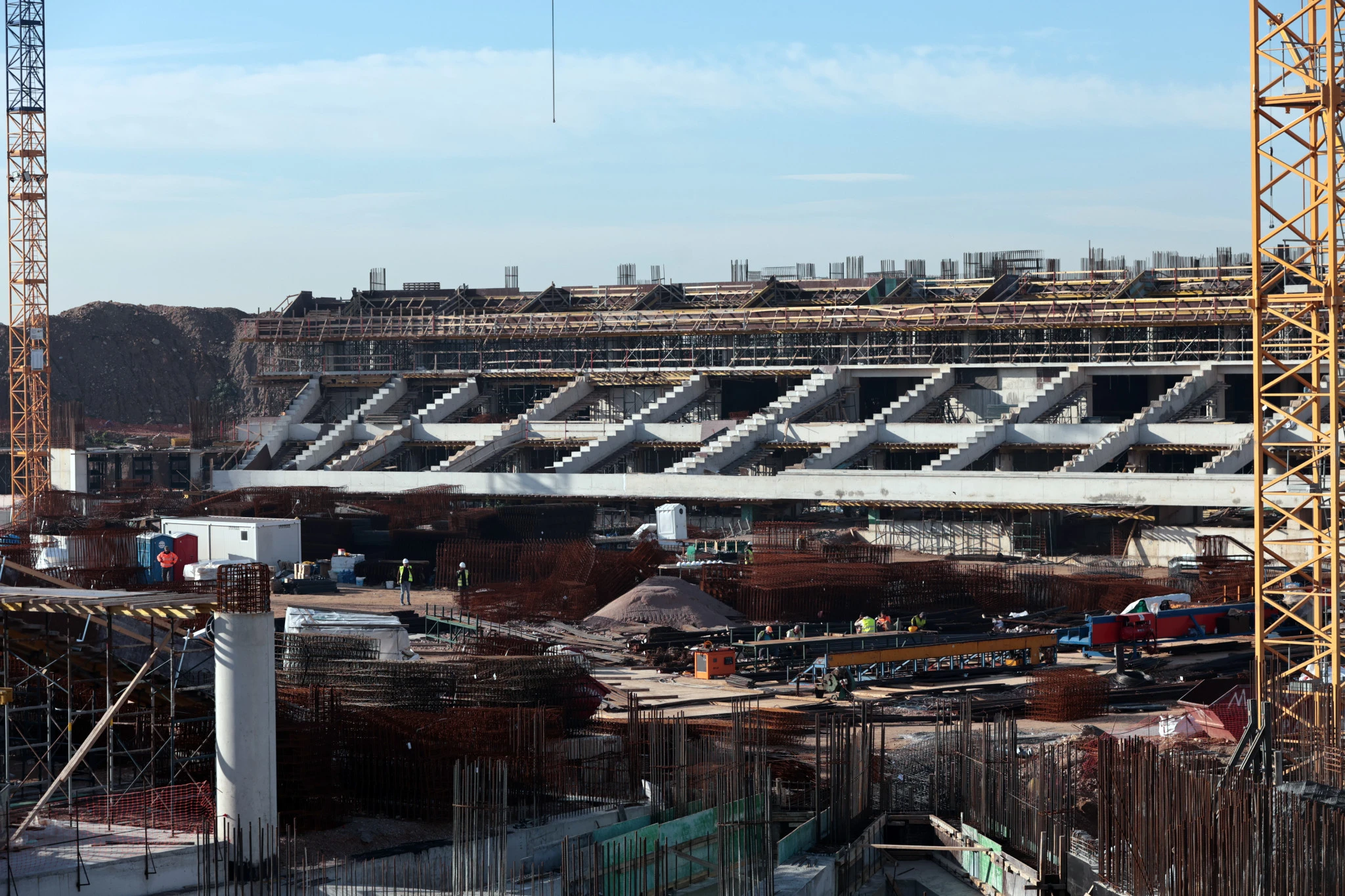 Η σύνδεση της μίας κεντρικής εξέδρας (Δυτικής) με το ένα πέταλο (Βόρειο) - ΠΗΓΗ: ΙΝΤΙΜΕ