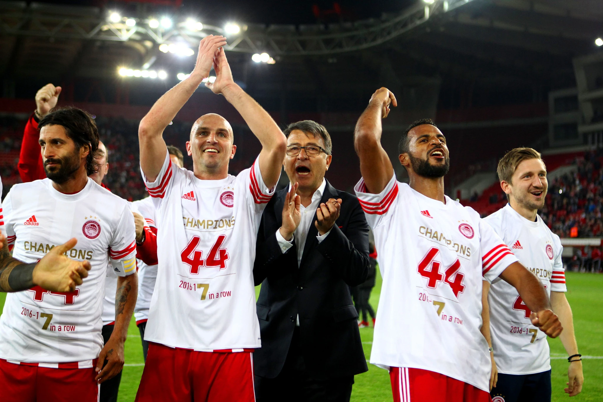 Ο Τάκης Λεμονής πανηγυρίζει την κατάκτηση του πρωταθλήματος / Πηγή: Eurokinissi