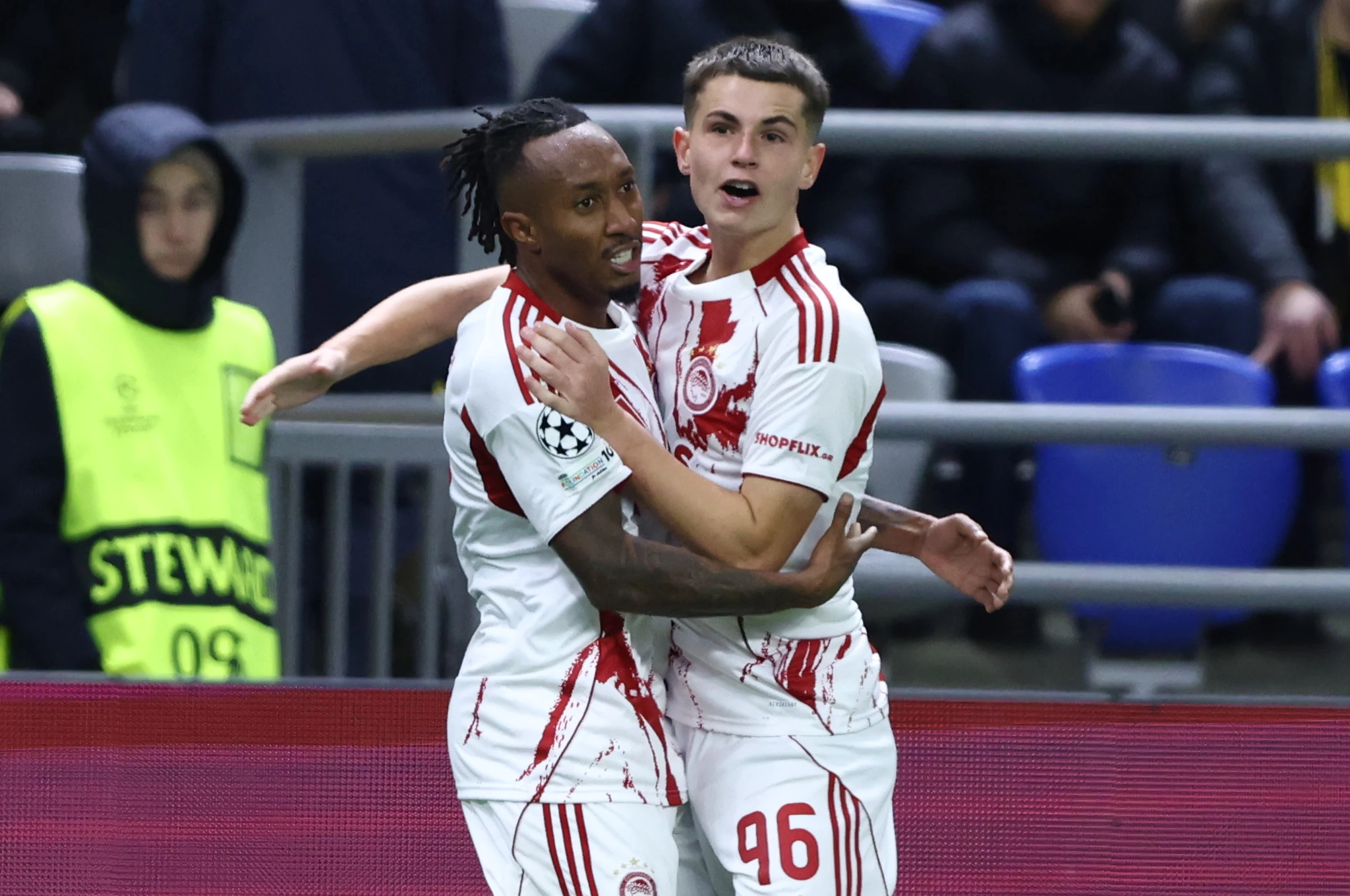 Ο Ζέλσον Μάρτινς με τον Χρήστο Μουζακίτη πανηγυρίζουν απέναντι στην Καϊράτ / Πηγή: Intime