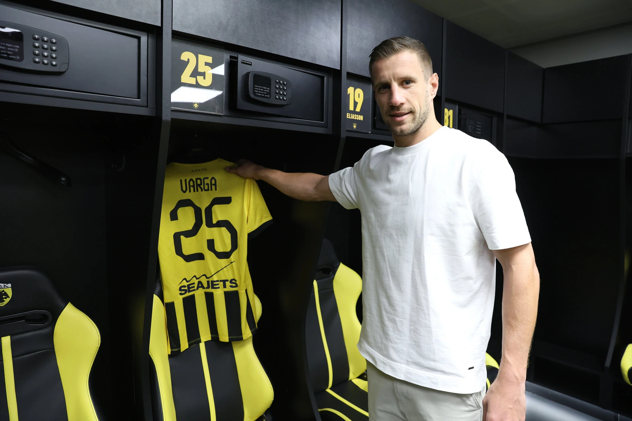 Ο Μπαρνάμπας Βάργκα με τη φανέλα της ΑΕΚ / Πηγή: Intime