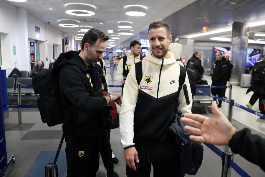 Ο Μπαρνάμπας Βάργκα στην αναχώρηση της αποστολής της ΑΕΚ / Πηγή: Intime