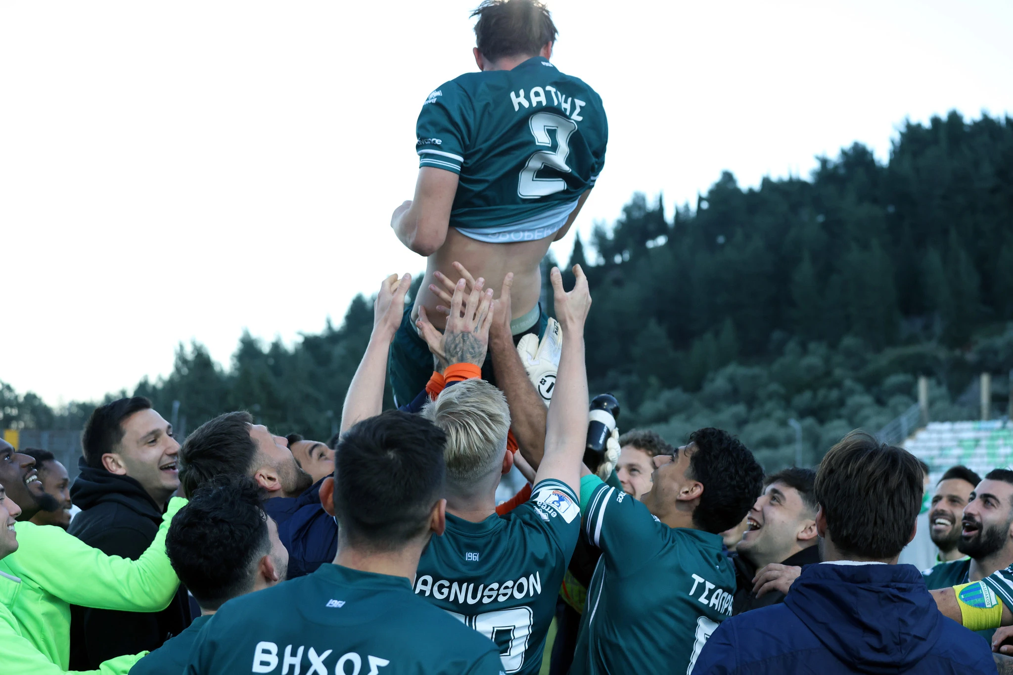 Οι συμπαίκτες του Γιώργου Κάτρη τον σήκωσαν στα χέρια / Πηγή: InTime