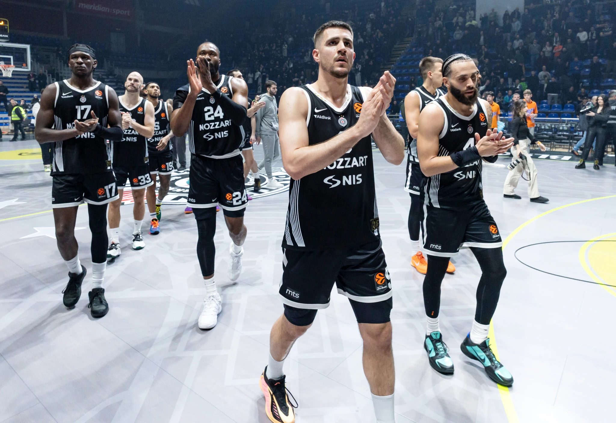 Οι απογοητευμένοι παίκτες της Παρτίζαν χαιρετούν τον κόσμο της ομάδας / Πηγή: ΙΝΤΙΜΕ