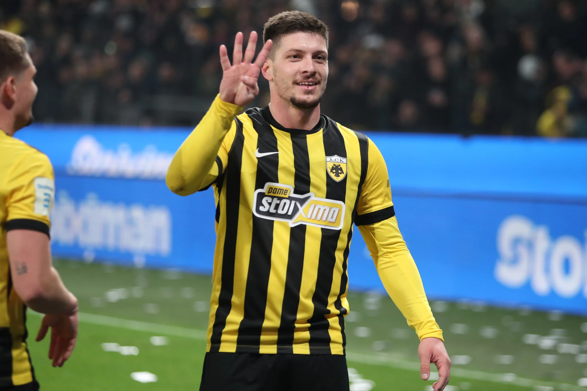 Ο Λούκα Γιόβιτς πανηγυρίζει με την ΑΕΚ / Πηγή: Intime