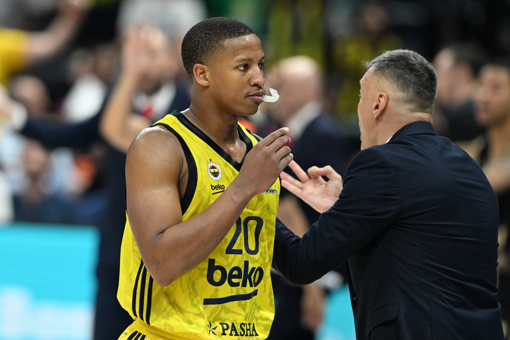 Ο Ντέβον Χολ παίρνει οδηγίες απ