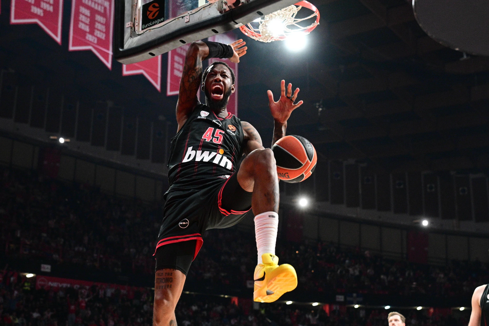 Ο Ντ΄όντα Χολ καρφώνει με μανία στο καλάθι της Μπάγερν - Πηγή: Eurokinissi