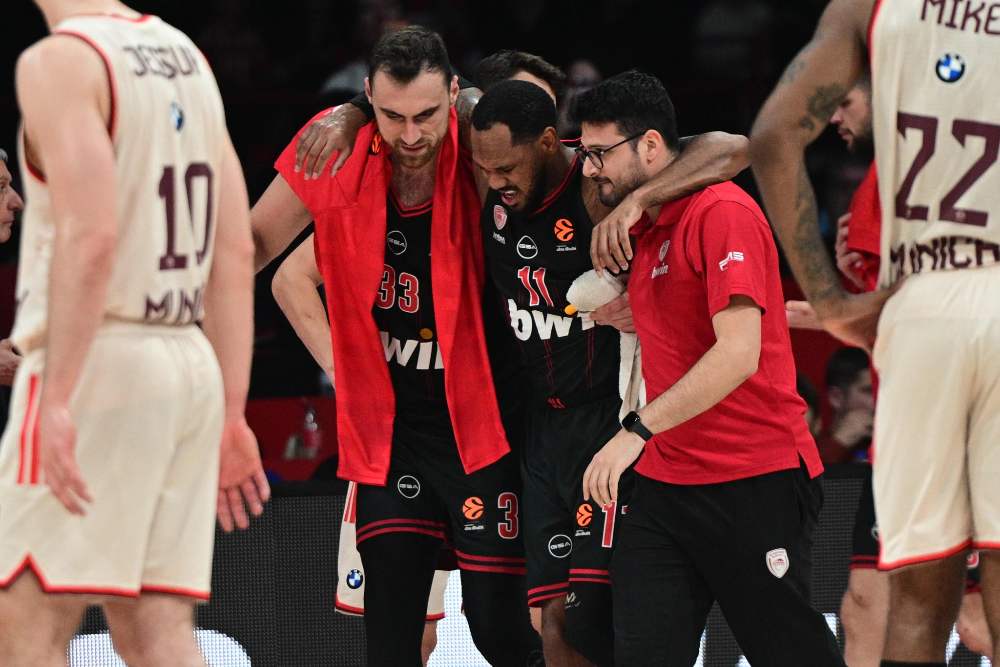 Ο Μόντε Μόρις αποχωρεί υποβασταζόμενος από το παρκέ του ΣΕΦ, Πηγή: Eurokinissi