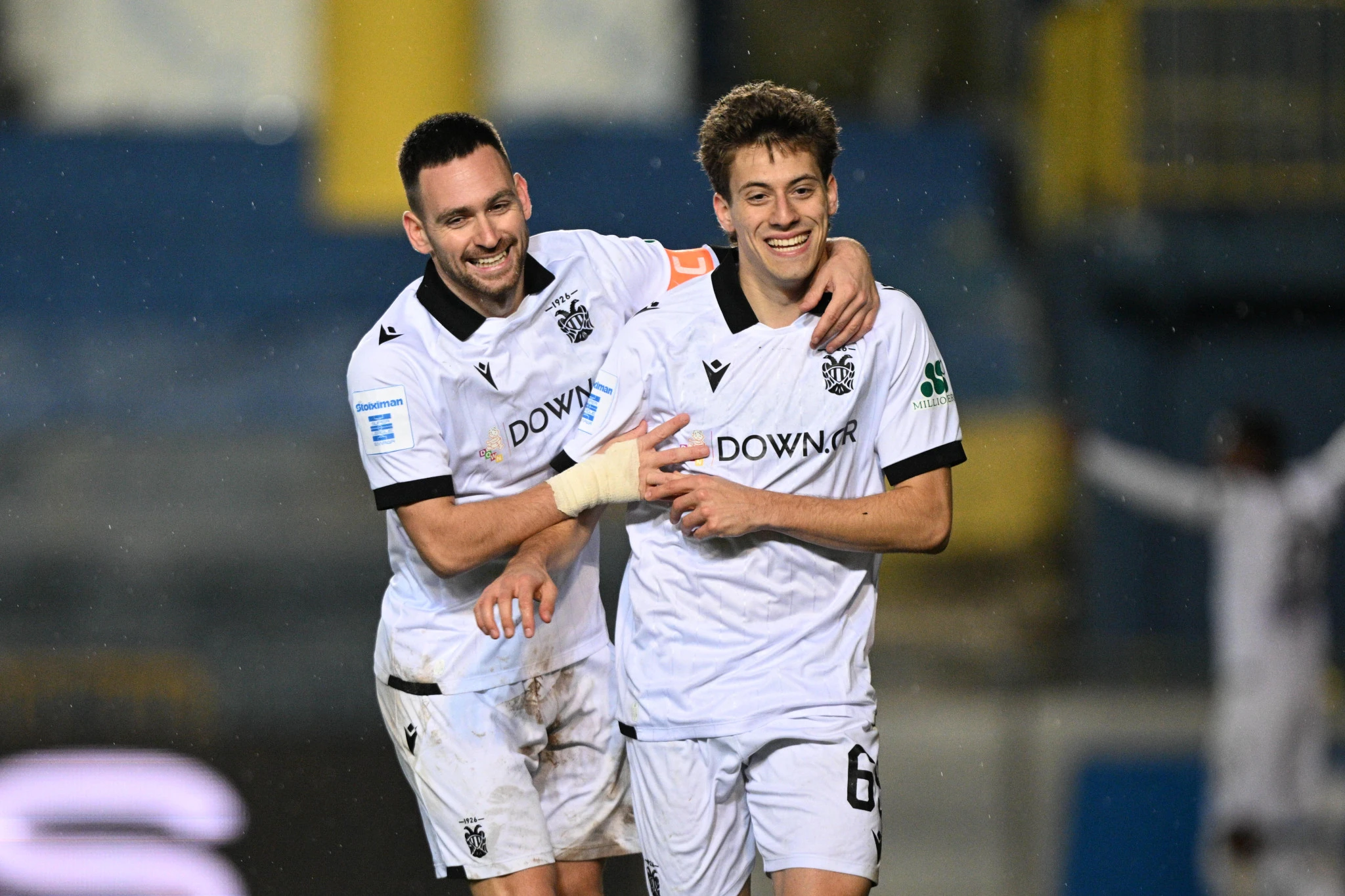 Ο Γιάννης Κωνσταντέλιας πανηγυρίζει μαζί με τον Αντρίγια Ζίβκοβιτς / Πηγή: Eurokinissi