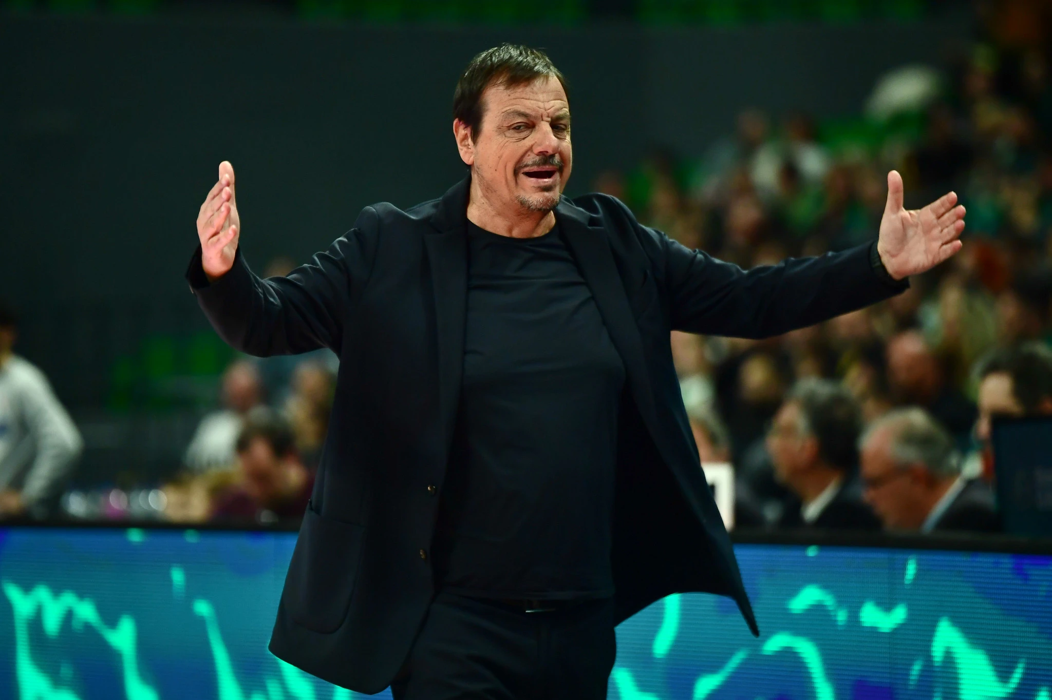 Ο εκνευρισμένος Εργκίν Αταμάν, τεχνικός του μπασκετικού τμήματος του Παναθηναϊκού / Πηγή: Eurokinissi