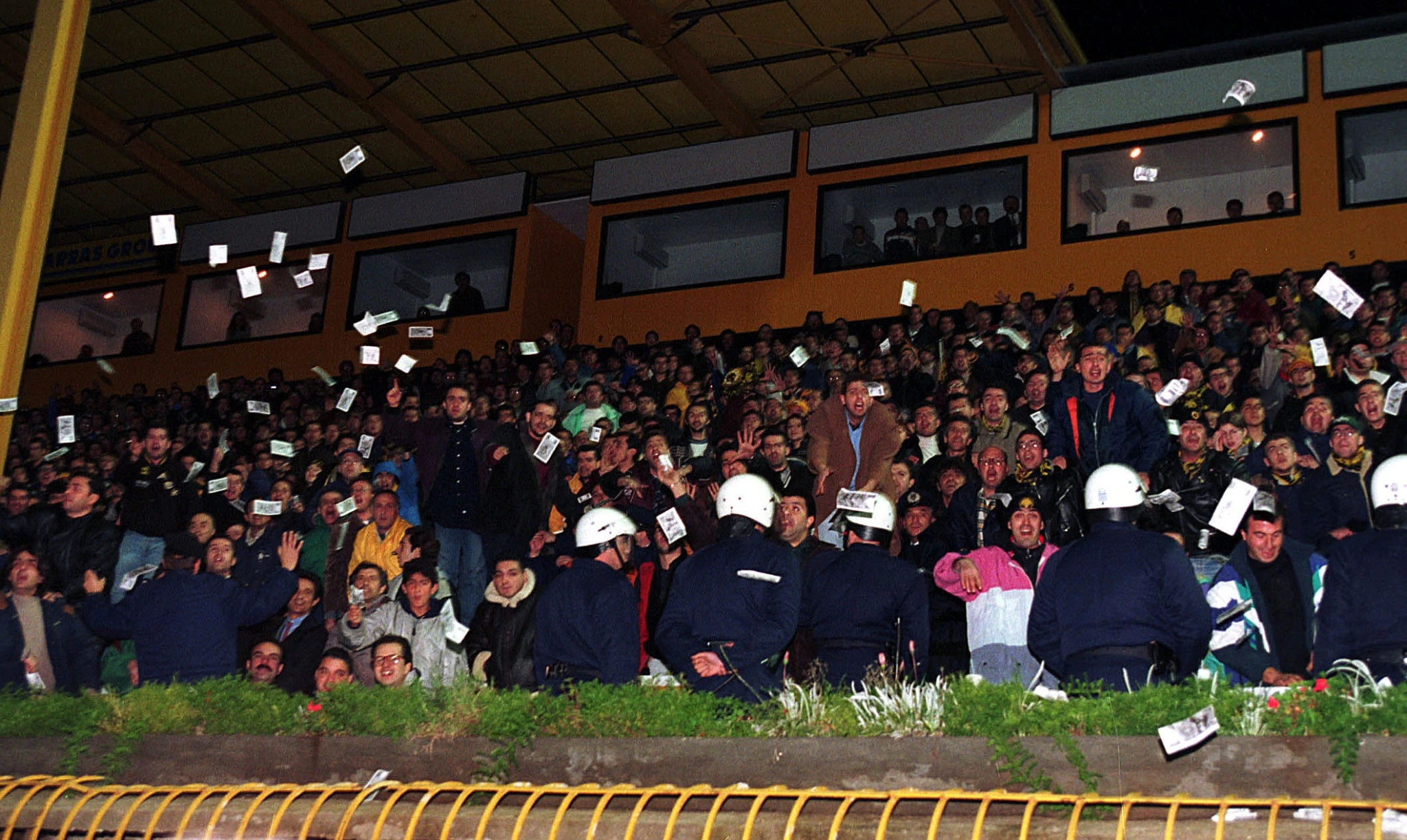 Οι οπαδοί της ΑΕΚ υποδέχονται με χαρτονομίσματα τον Ντούσαν Μπάγεβιτς / Πηγή: Eurokinissi
