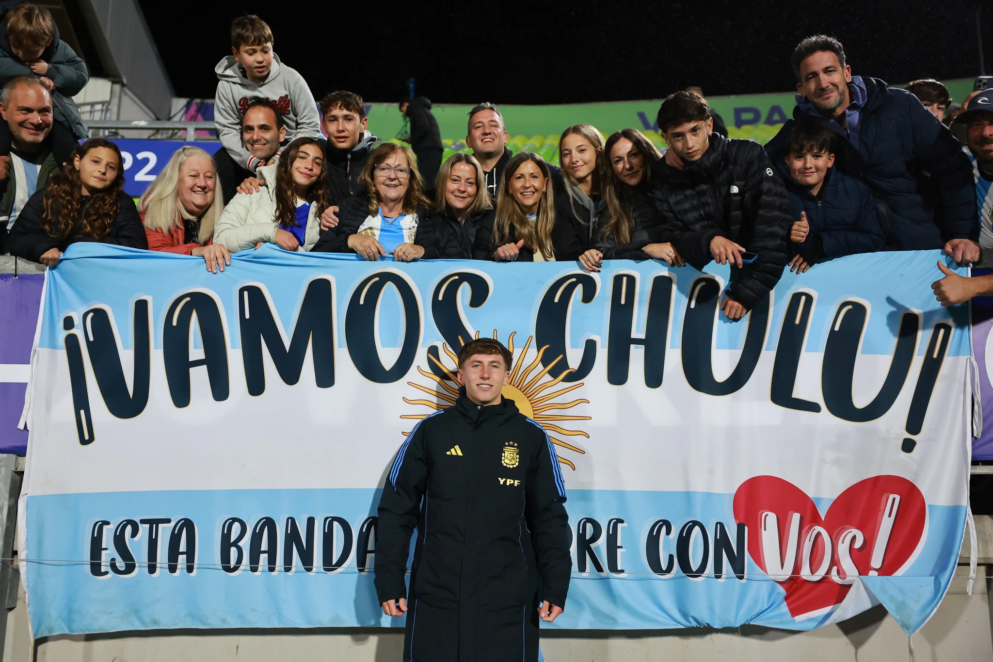 Ο Σαντίνο σε πρώτο πλάνο και η φαμίλια Αντίνο πίσω του να τον στηρίζει για... πάντα / Πηγή: Hector Vivas - FIFA / FIFA via Getty Images