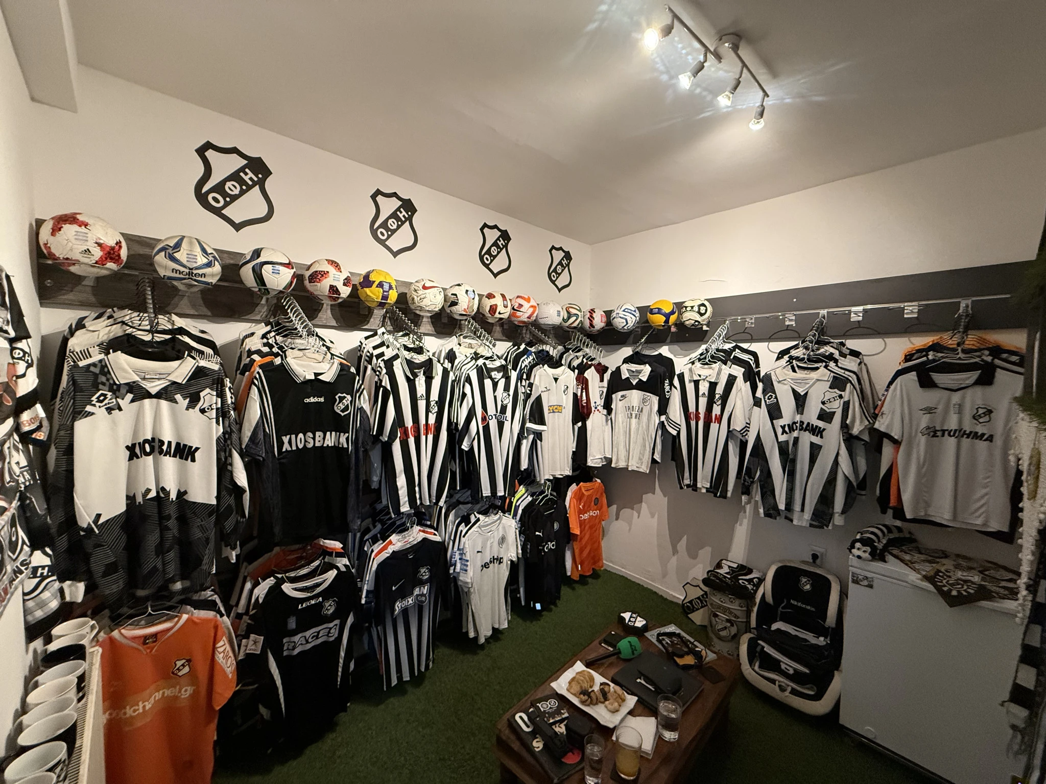 Η εντυπωσιακή συλλογή των περίπου 150 φανελών ΟΦΗ / Πηγή: Athletiko.gr
