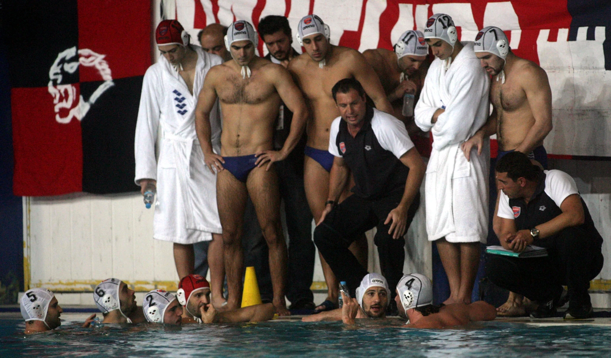 Ο Λούδης δίνει οδηγίες στους παίκτες του στον ημιτελικό του Πανιωνίου κόντρα στην Μπαρτσελονέτα στο LEN Trophy / Πηγή: Eurokinissi