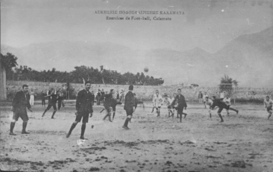 Το γήπεδο του Μεσσηνιακού και η ποδοσφαιρική ομάδα το 1909. Αρχείο Μεσσηνιακού Γ.Σ.1888.