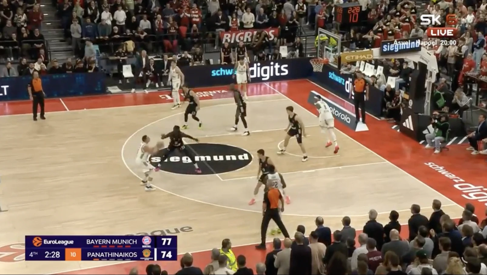 <i>3ο Τρίποντο στην 4η περίοδο, από τον Σλούκα πάνω σε (θεωρητικό) miss match...&nbsp;</i>