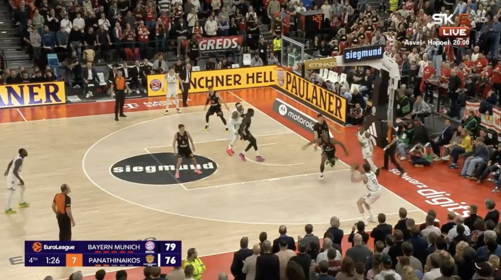 <i>4ο Τρίποντο στην 4η περίοδο, από τον Χουάντο... Σκορ 79-76, μολις 1.26