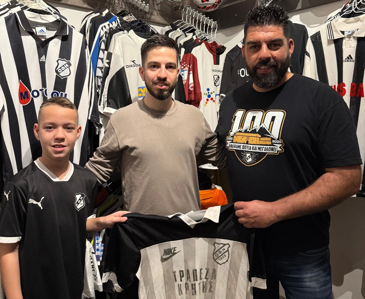 Ο Σταύρος Νικηφοράκης και ο γιος του κρατάνε περήφανα την ιστορική φανέλα του τελικού του 1987 / Πηγή: Athletiko.gr