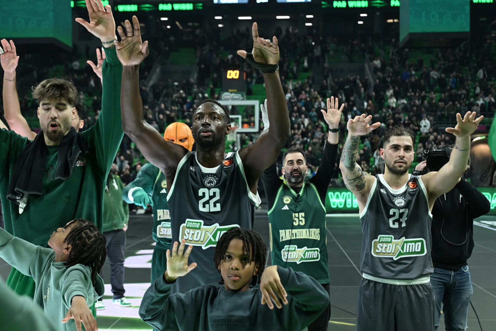 Παίκτες του Παναθηναικου πανηγυρίζουν / πηγή:stolis.gr 