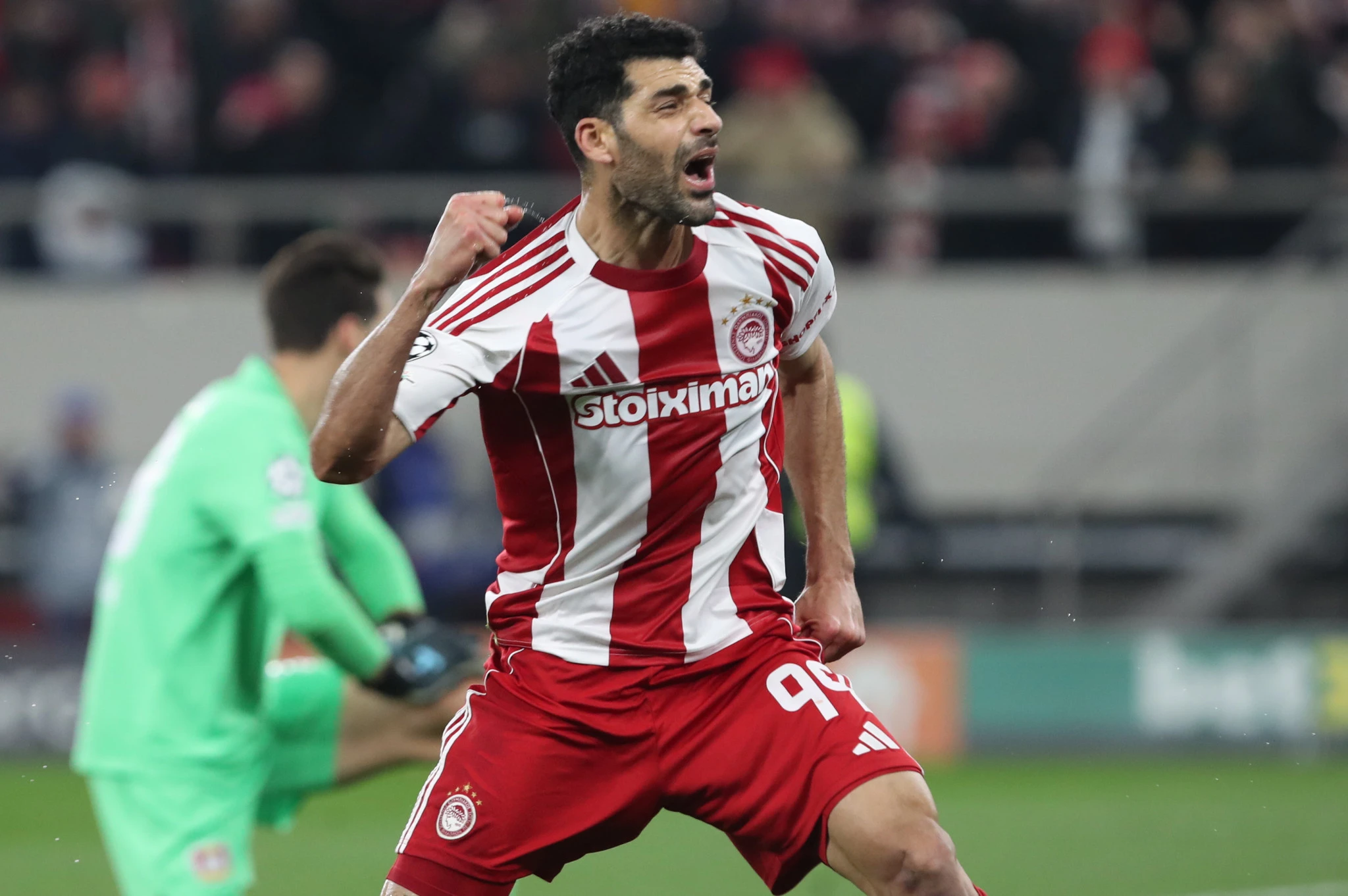 Ο Μεχντί Ταρέμι πανηγυρίζει με τον Ολυμπιακό / Πηγή: Intime