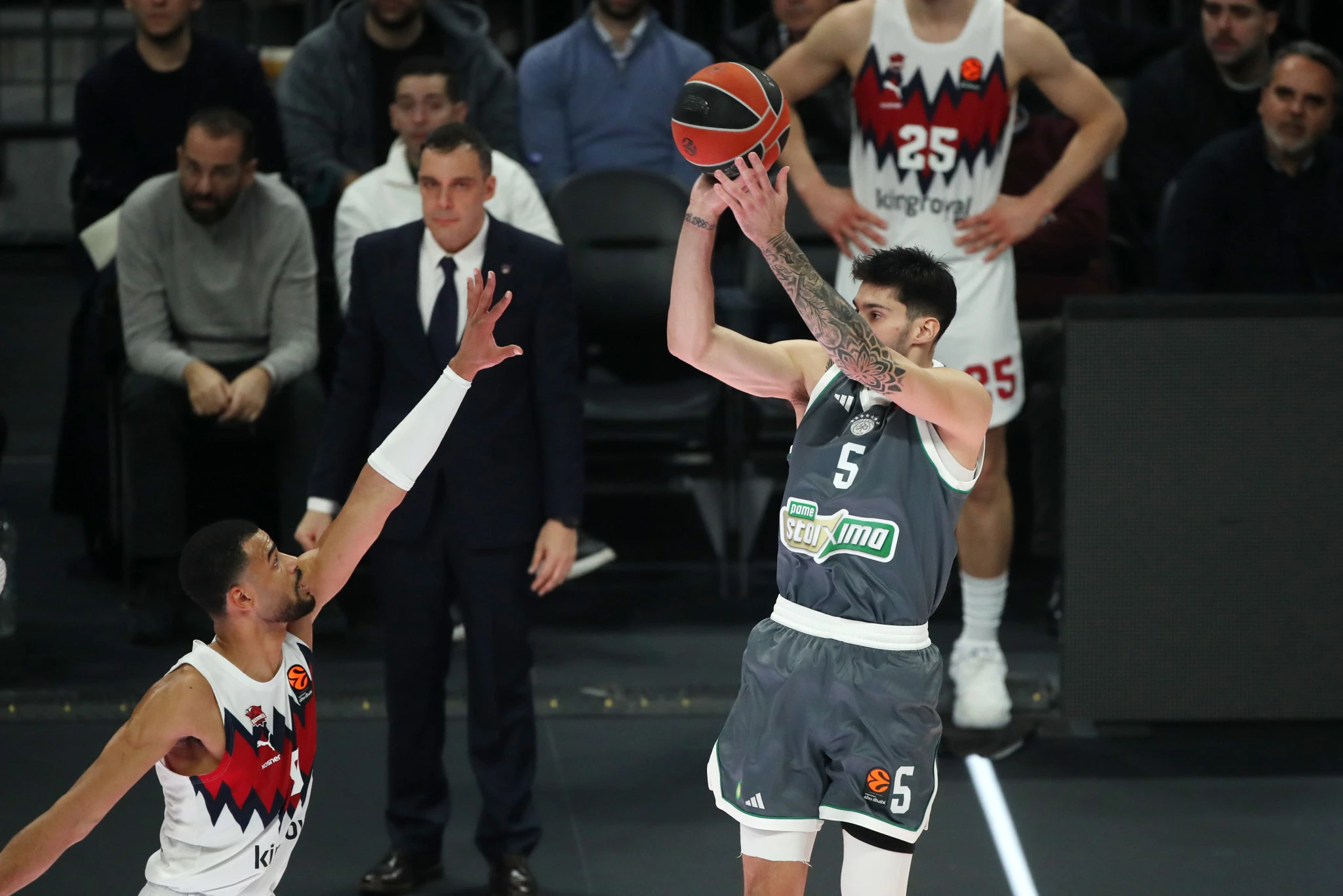 Ο Παναγιώτης Καλαϊτζάκης κατά τη διάρκεια του αγώνα ανάμεσα σε Παναθηναϊκό και Μπασκόνια / Πηγή: ΙΝΤΙΜΕ