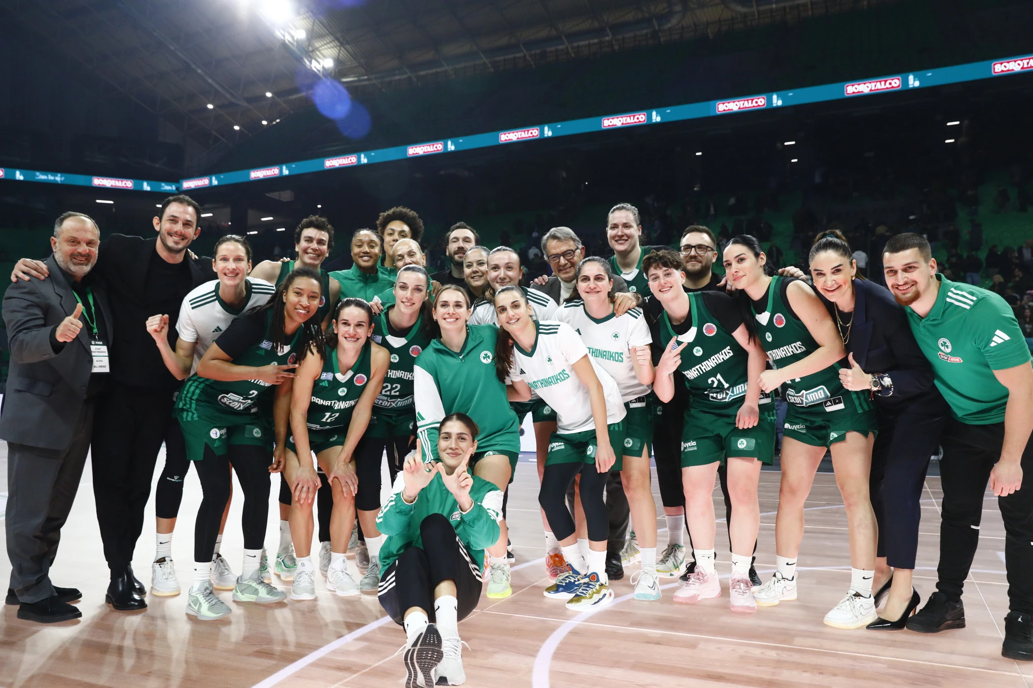 Η Ερντέμ, τα κορίτσια της κι όλο το team του Παναθηναϊκού μετά την ιστορική πρόκριση / Πηγή: ΙΝΤΙΜΕ