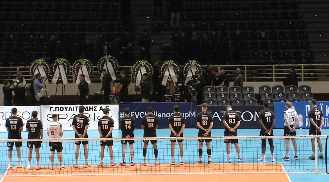 Οι ακαδημίες του ΠΑΟΚ αποτίουν φόρο τιμής στους νεκρούς οπαδούς πριν την αρχή της αναμέτρησης / Screenshot