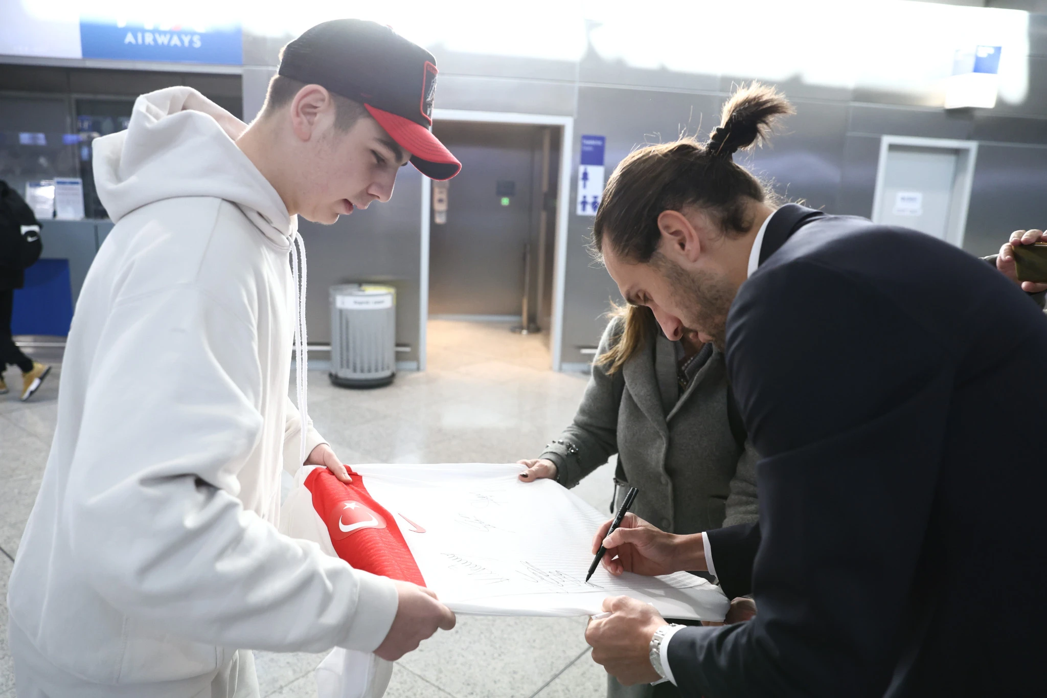 O Γιαζίτσι μοιράζει αυτόγραφα / Πηγή: Intime