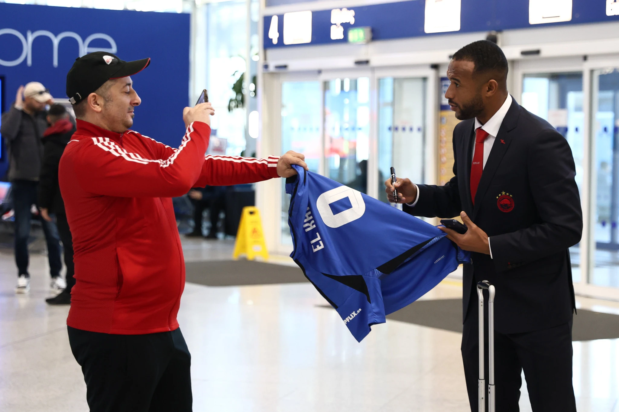 O Aγιούμπ Ελ Κααμπί υπογράφει αυτόγραφο / Πηγή: Intime 