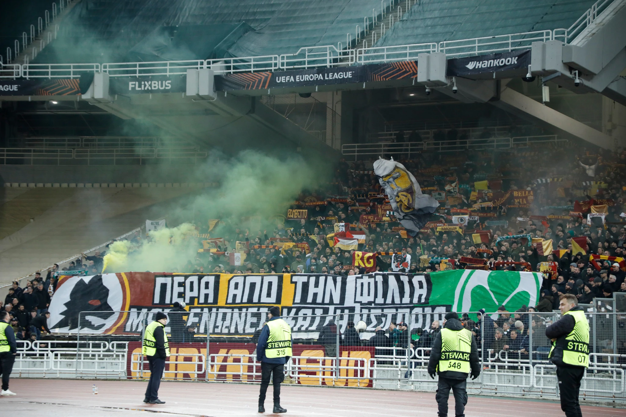 Το πανό των οπαδών της Ρόμα στα ελληνικά / Πηγή: InTime