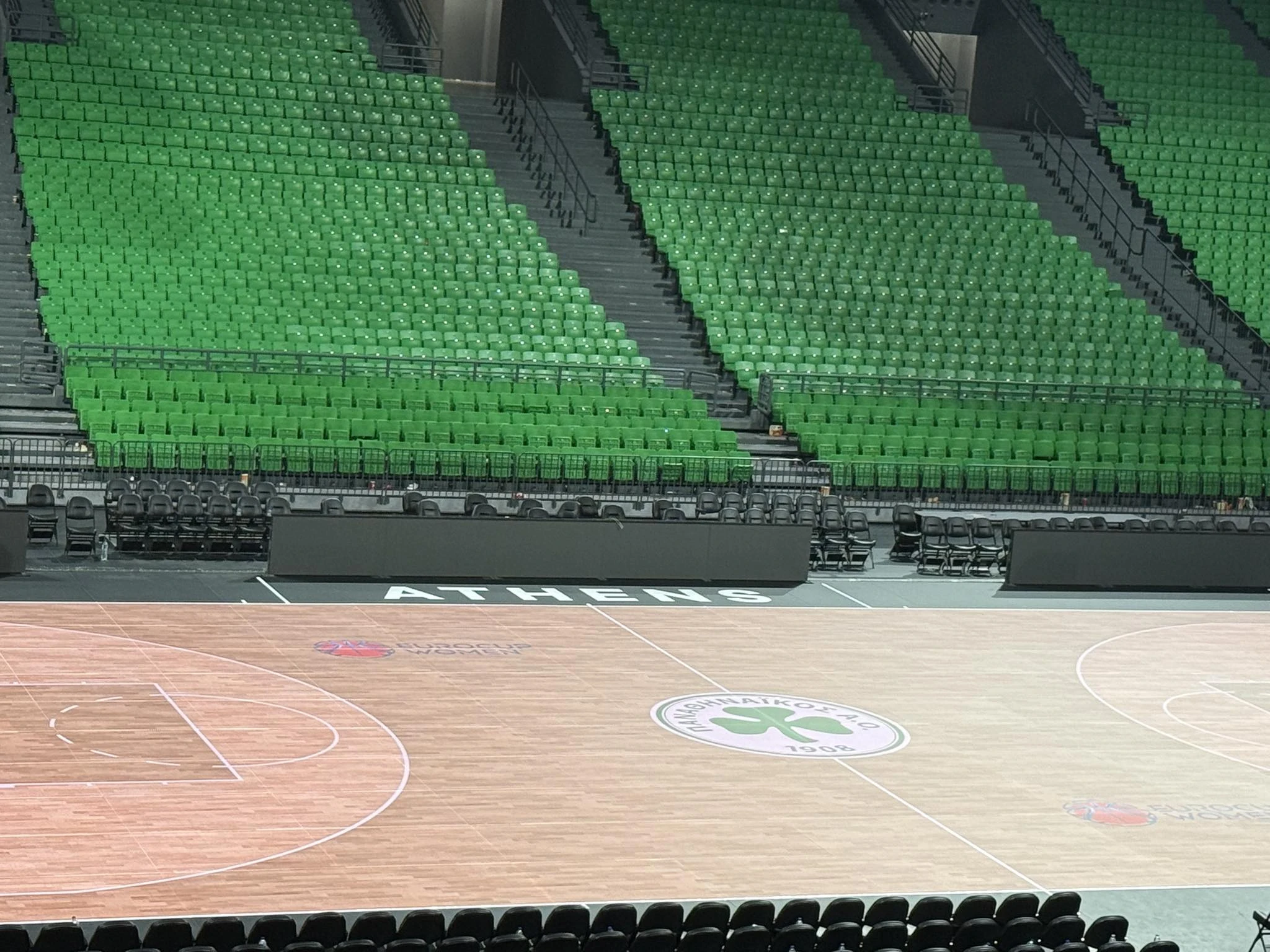 Το σήμα του Ερασιτέχνη Παναθηναϊκού στο glass floor