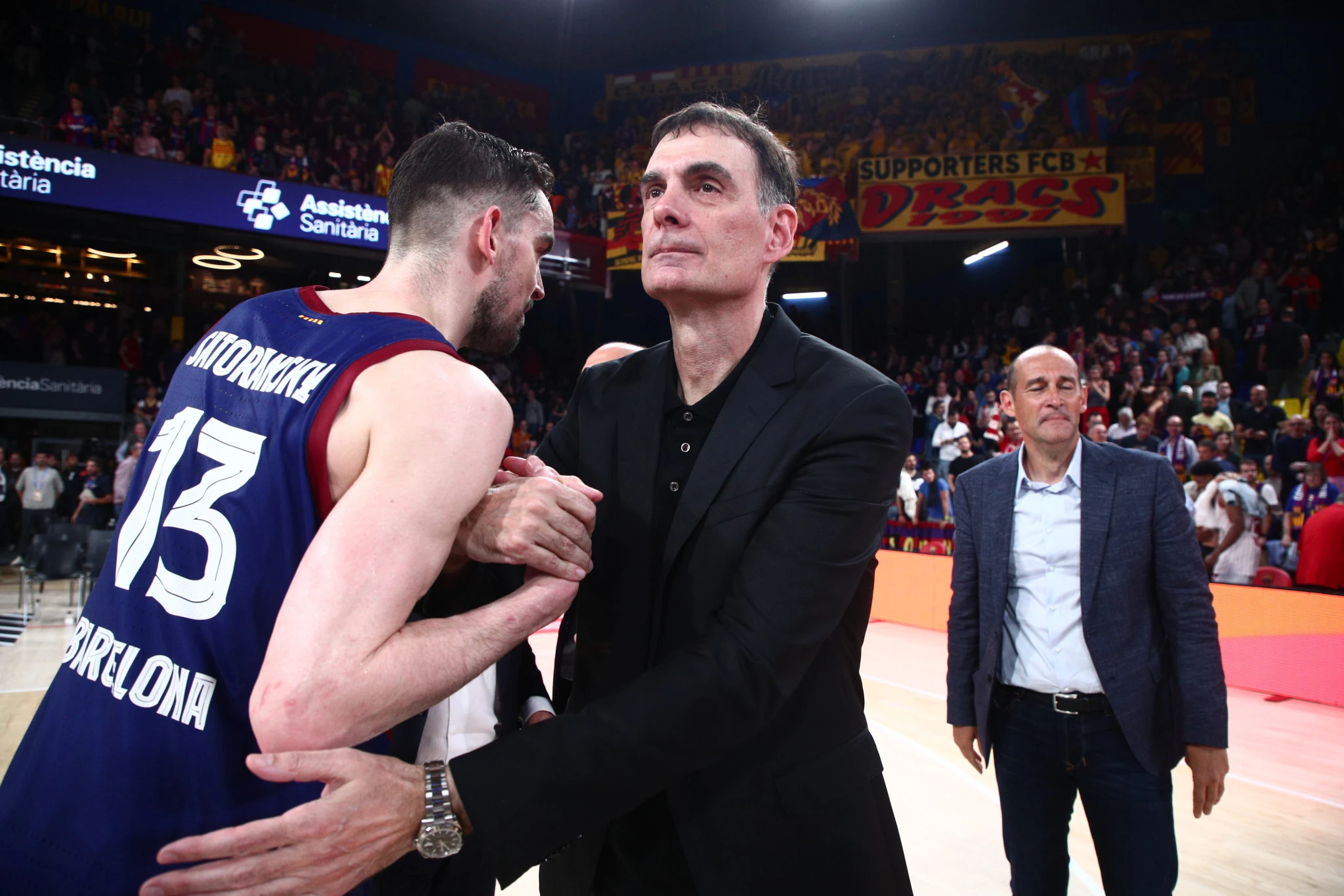 Ο Σατοράνσκι χαιρετά τον Μπαρτζώκα μετά το Game 5 στο «Παλάου Μπλαουγκράνα»