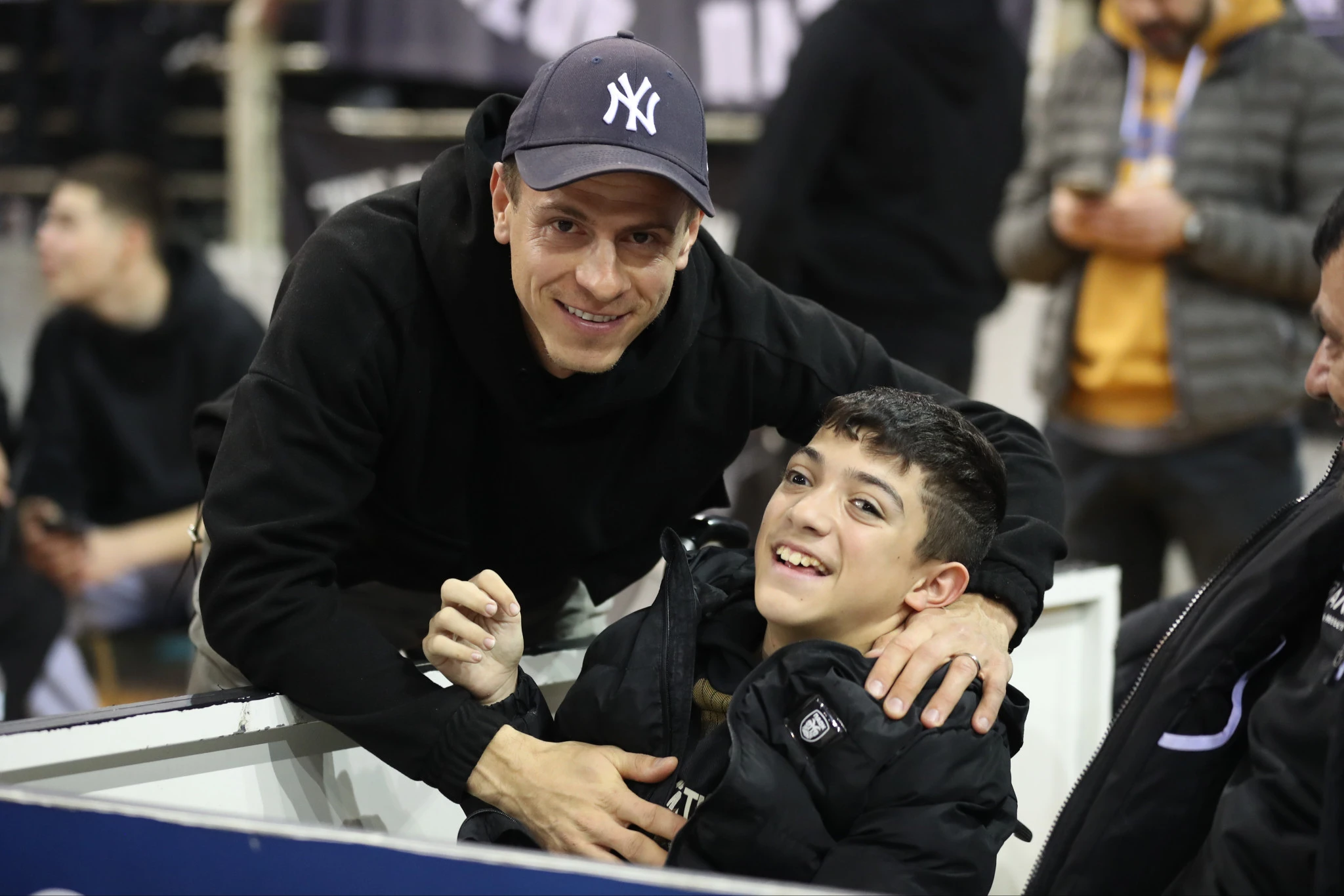 Ο Σβαμπ με το γνωστό φίλαθλο του ΠΑΟΚ, Γιάννη Παπαστεφανάκη / Πηγή: Eurokinissi