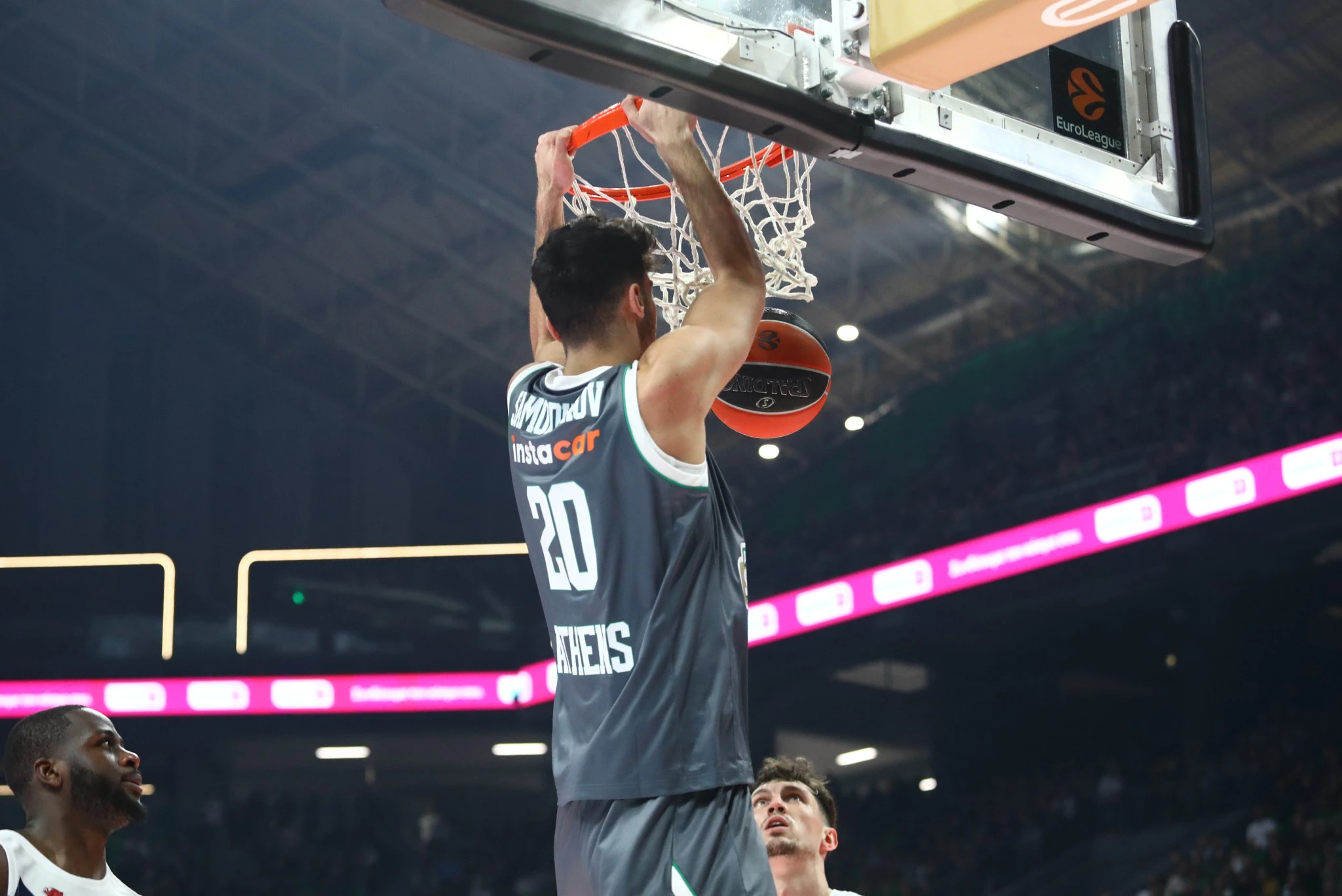 Ο Αλέξανδρος Σαμοντούροφ καρφώνει στο καλάθι των Βάσκων / Πηγή: Eurokinissi